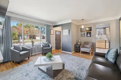 Image de Comfortable 3-Bed Home with Garage & Yard - Flexible Monthly Stays