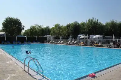 Image de Appartement dans une maison de vacances avec piscine, climatisation, Wifi, terrasse, animaux admis