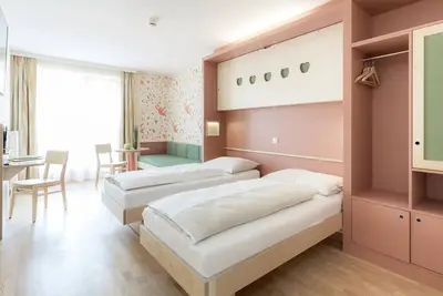 Five-bed room - Jufa Hotel Stubenbergsee