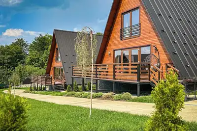 Image de Gorgeous 3-bedroom cabin in charming Vârfu Dealului perfect for relaxing