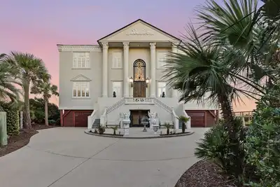 Image de 123 Pioneer Loop – Iconic Oceanfront Beauty with 5 Suites + Designer Style