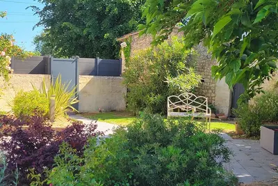 Image de Maison charentaise avec piscine proche de la mer dans un environnement paisible.