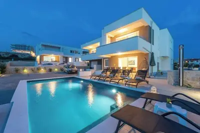 Image de Adris 2 luxury apartment with a pool