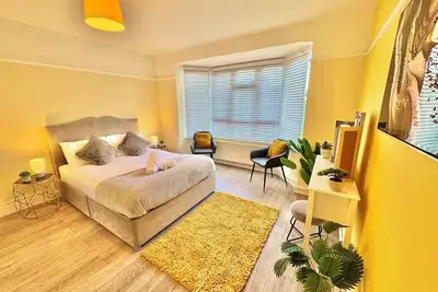 Image de Stylish Three Bedroom Apartment - 5 Mins Walk to Beach - Free Parking