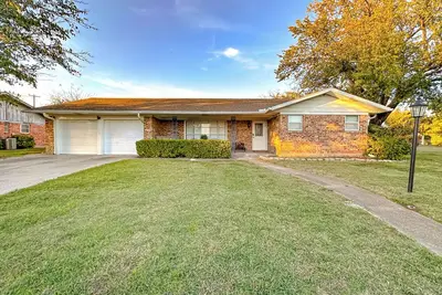 Image de Enjoy farmhouse charm in this 4-bedroom, 2-bath ranch retreat just minutes from downtown Gainesville, the Frank Buck Zoo, and local parks. Sleeping up to 10, it’s perfect for families or group getaways, offering a bright open layout and cozy country
