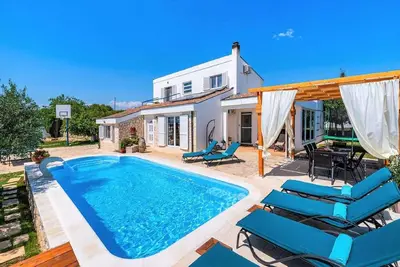 Image de Résidence avec piscine, taverne et 5 chambres