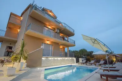 Image de Appartement avec piscine et balcon en rotin