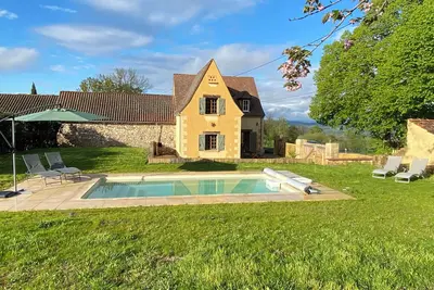 Image de Jolie maison avec sa piscine privée et chauffée et son grand jardin clos.
