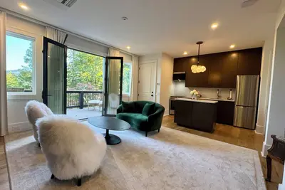 Image de Luxury Mountain Retreat with Scenic Balcony Views