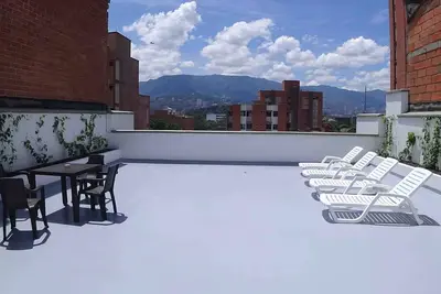 Image de 2bd Laureles, Sauna, Cold Plunge 300mb Wifi 2 Desks