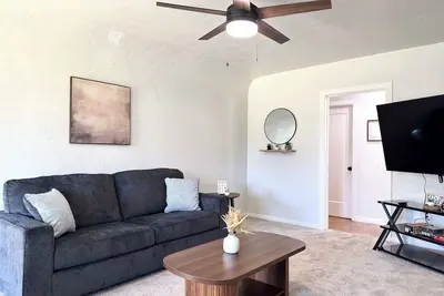 Image de Cozy 2bd/1br Home with Washer & Dryer