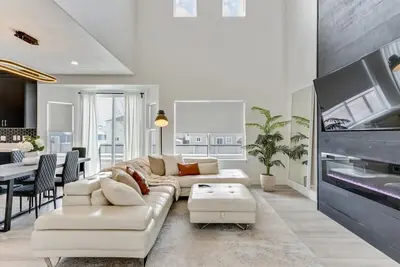 Image de Right off Freeway, Quiet Neighborhood, King Bed!