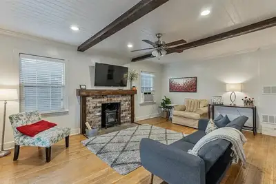 Image de Provo Airport, Two Units, Pickleball Close By!