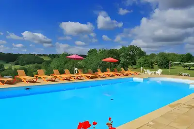 Image de Gite Charly : terrasse privée, jardin commun, piscine et Wi-Fi à Salignac Eyvigues