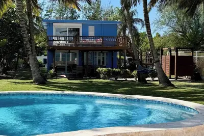 Image de Beachfront, Spacious Home, Private Luxury Pool!