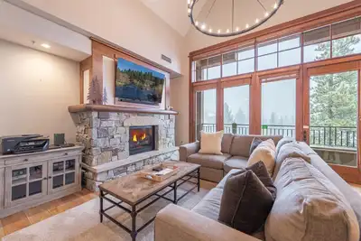 Image de NorthStar Village Penthouse: Steps to the Slopes!