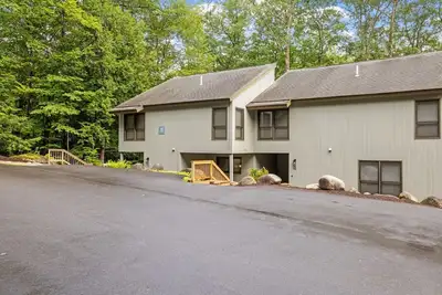 Image de • Ski & Hike Haven • Path to Loon • Outdoor Pool