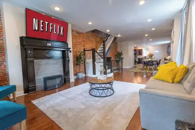 Image de Spacious Home Sleeps 10 / Near Train to Center City