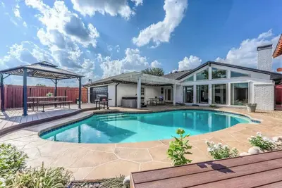 Image de Dfw Pool/Hot Tub | PingPong 4 Br 4 Ba Sleeps 20!