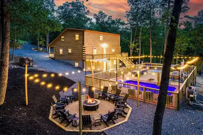 Image de Luxe Cabin, Pool Closed, HotTub, GameRm, 9 beds