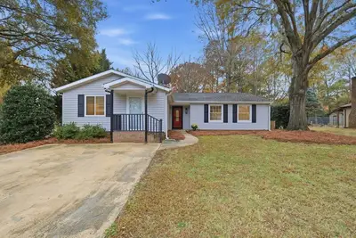 Image de Charming Shadow Lake Retreat – Spacious, Modern & Serene!