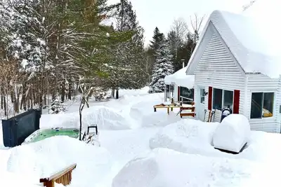 Image de Cozy Riverside Chalet Spa Fireplace Nature Escape