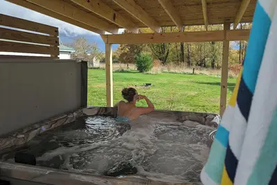 Image de Tranquil Countryside Retreat Near Michigan Wine Trail With Hot Tub