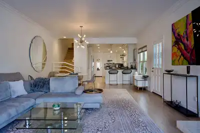 Image de Waterfront Modern Home on the Lagoon with Dock