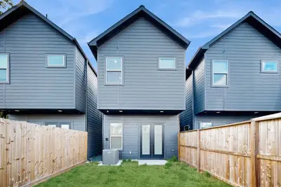 Image de Two-Story Modern Home with full kitchen, patio, yard, Wifi, TVs & office space