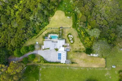 Image de Architectural Masterpiece Oasis with Pool and Spa