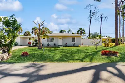 Image de Dog friendly home with yard, internet, and washer and dryer.