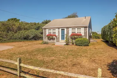 Image de Charming Madaket Retreat: 2-Bedroom Cottage Minutes to Beach