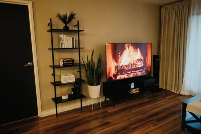 Image de 2br Condo in Winnipeg Downtown | Free Secure Parking | Near Rbc & Jets Arena