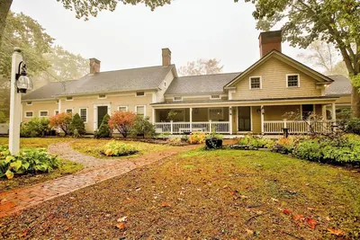 Image de Shore House - walk to the beach, expansive home on desirable Shore Road!