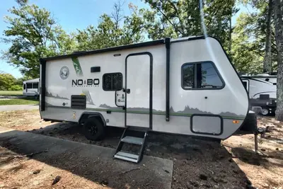 Image de Modern 20’ Travel Trailer with bunks and a queen bed
