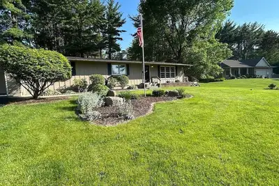 Image de Tranquil 4-bedroom house on quiet cul-de-sac with lake views in Whitewater