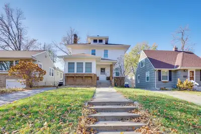 Image de Walk to Lake Harriet: Comfy Family Home w/yard!