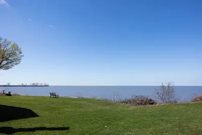 Image de A place to  get away with a nice  view by the lake.