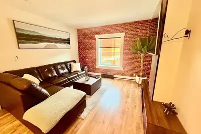 Image de Modern Rustic Luxury - 2 Bdrm