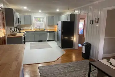 Image de Enjoy the Holidays in this recently remodeled Brick rambler. All new furnishings