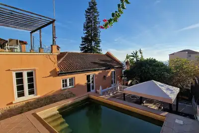 Image de Private driveway + pool + views of the straits