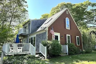 Image de Charming Cape Cod home near Long Pond offers a quintessential vacation experience.