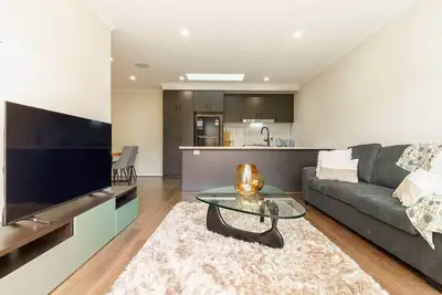 Image de Contemporary Comfort | Brand New Deanside Retreat