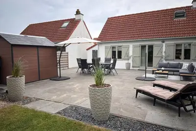 Image de Maison de luxe avec jardin et cabine de plage