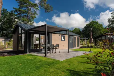 Image de The Doornenburg Lodge offers a comfortable holiday home for 4 people with modern amenities and a private terrace in the Veluwe.