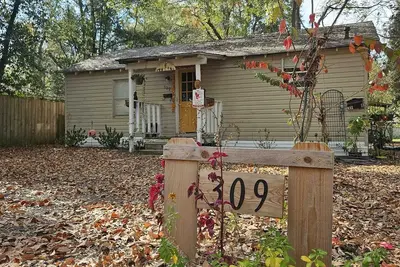 Image de The Piney Woods Cottage - steps from downtown