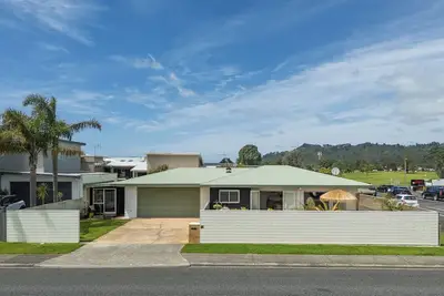 Image de Achilles Retreat – Beachside Comfort & Style with Deck, Garden & Bbq