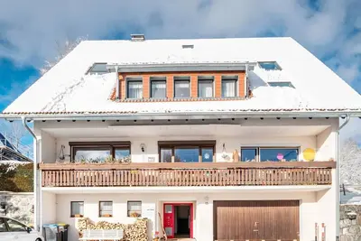 Image de Appartement 'Haus Doktor Saeltzer jusqu'à 13 personnes' avec vue sur les montagnes, jardin & Wi-Fi