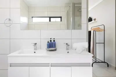 Image de 3-bedroom house in quaint Johannesburg with private garden