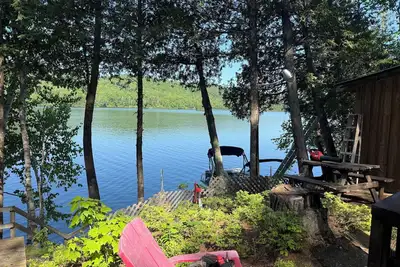 Image de chalet bois rond havre de paix. Intimité  garantie directement au bord de l'eau